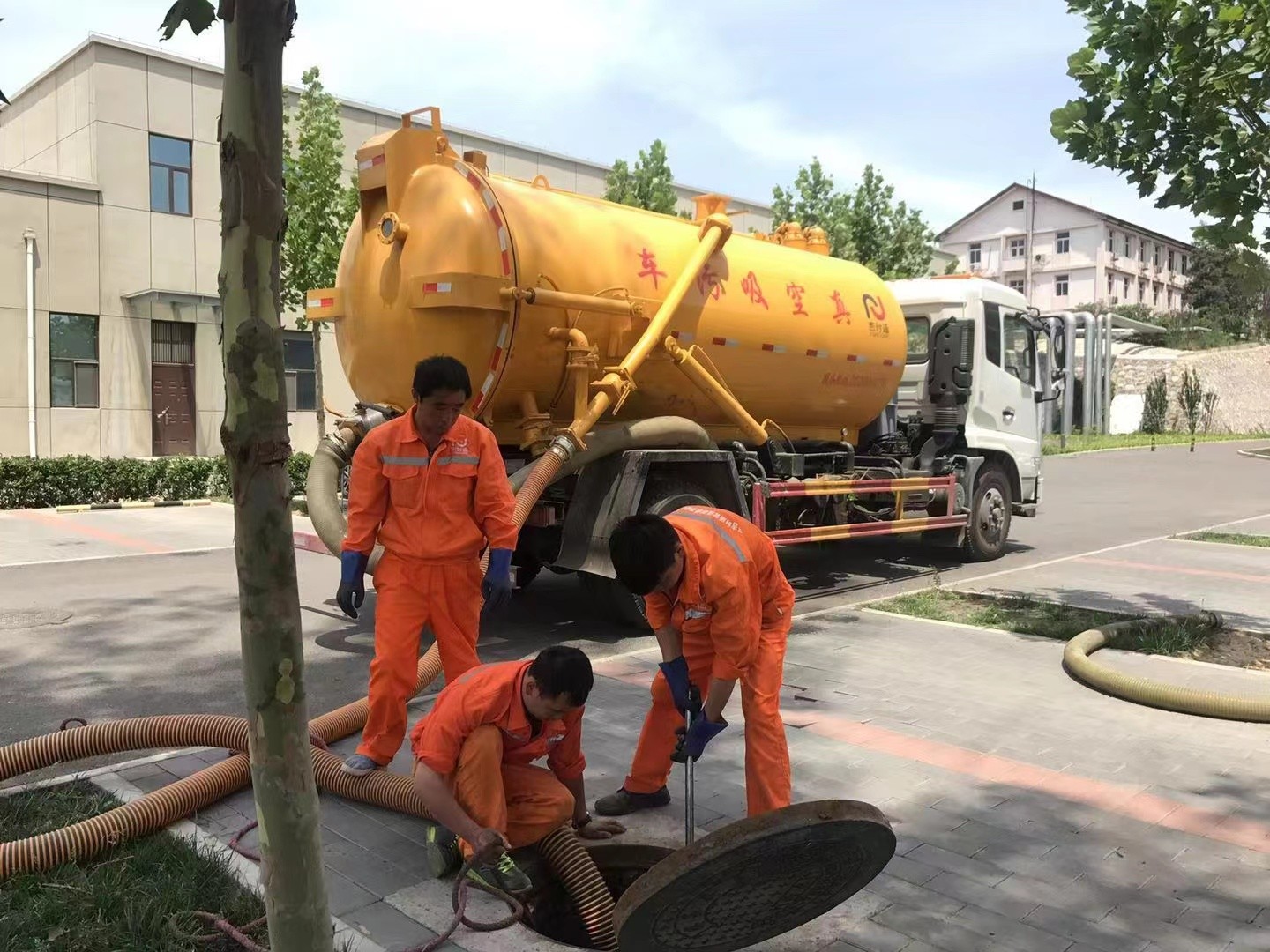 阳明管道疏通车停在窨井附近