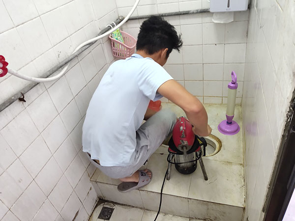 阳明管道堵塞冒臭气 专业师傅现场解决问题
