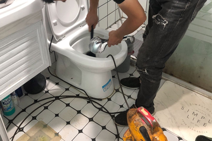 阳明马桶堵塞自己疏通还是找师傅?专业上门服务让你省时更省心