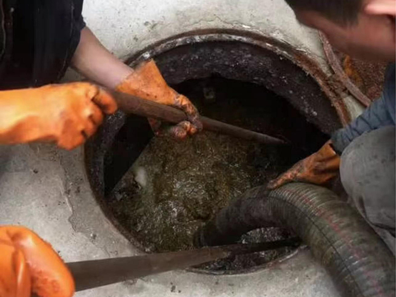 阳明清理化粪池时如何避免沼气的危害?